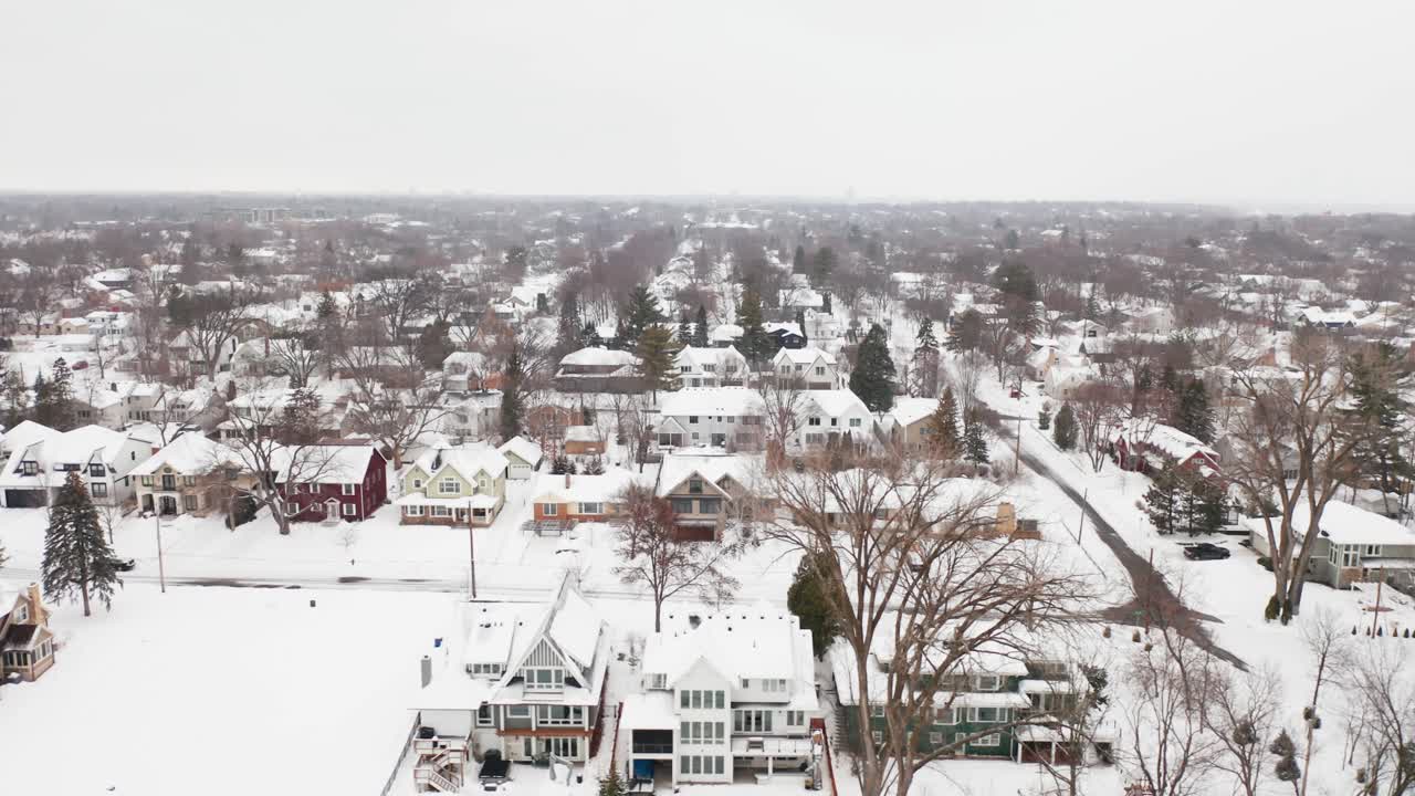 공중, 이웃 교외 주택 겨울 동안 눈으로 덮여