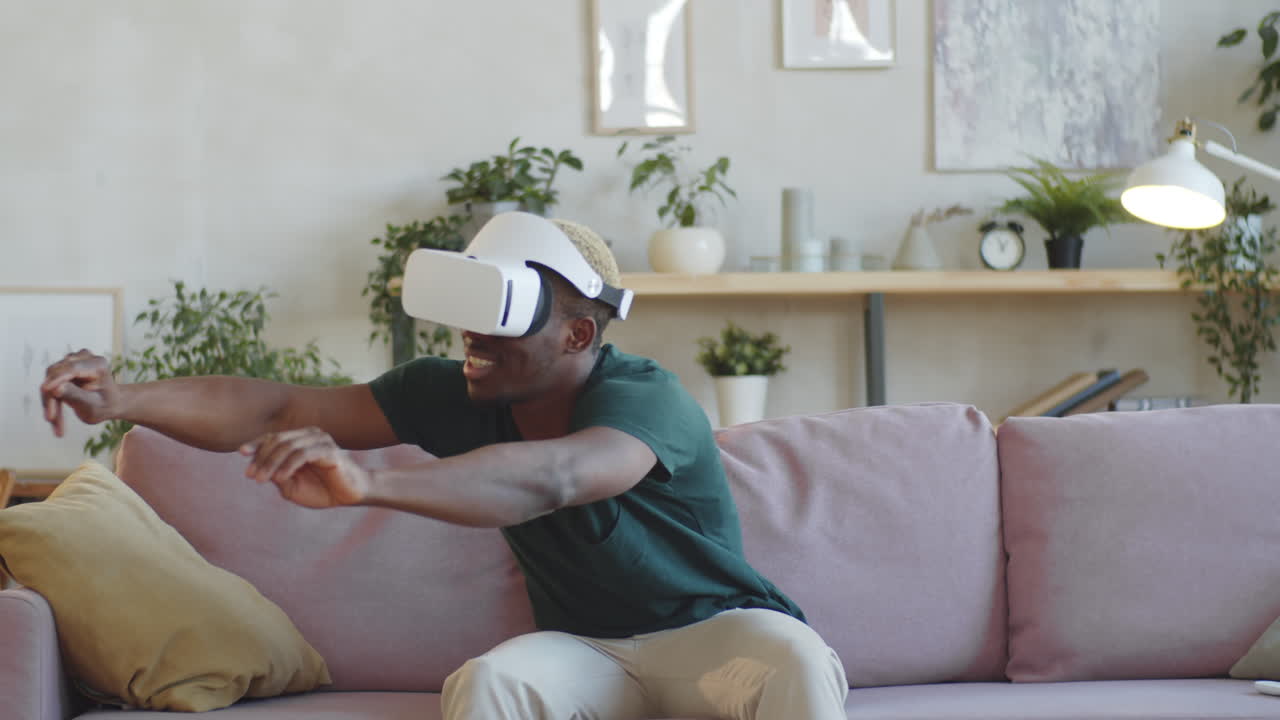 hombre negro disfrutando de la realidad aumentada con gafas vr y casa