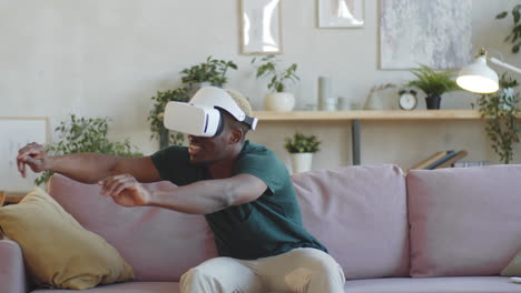Schwarzer-Mann-Genießt-Augmented-Reality-Mit-VR-Brille-Und-Zuhause