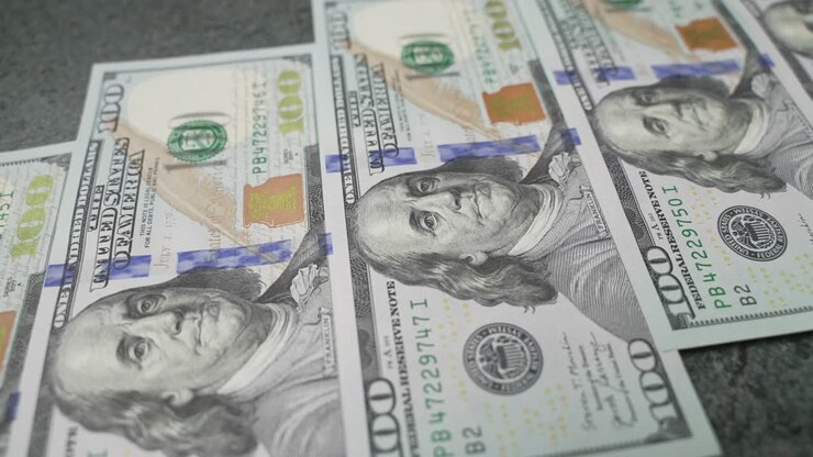 Banconote da 100 dollari. Movimento fluido della telecamera.