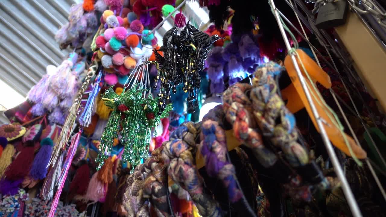 замедленный снимок подарков, доступных для покупки в мексиканском сувенирном магазине