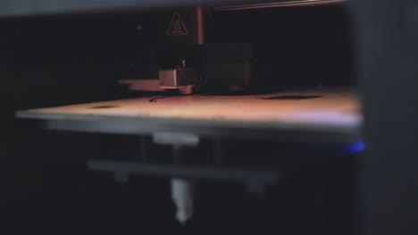 un primer plano de una impresora 3d imprimiendo un diseño en una hoja pei en una cama de impresora