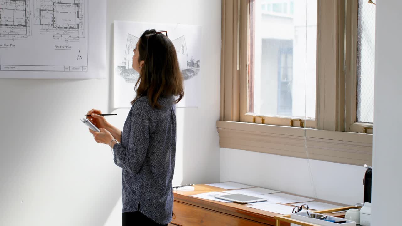 블루프린트 4k를 연구하는 건축가
