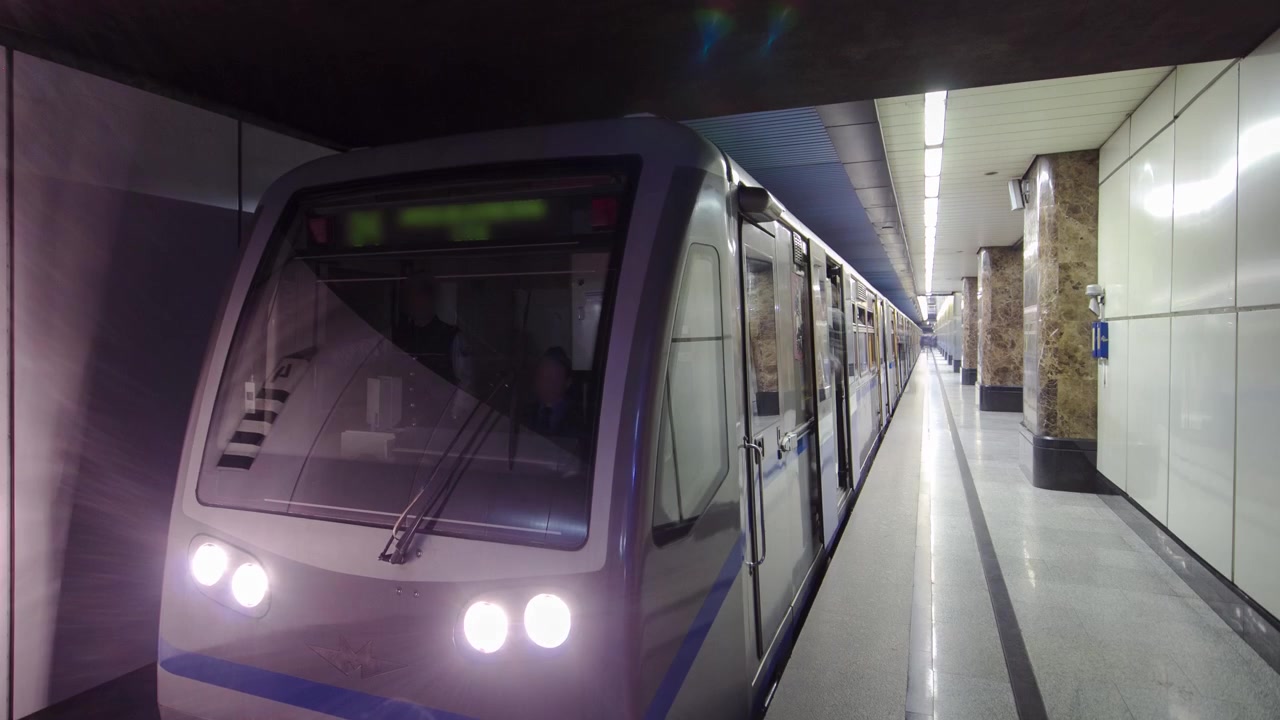 Treno in una moderna stazione della metropolitana. Metro Vystavochnaya timelapse, Mosca, Russia.