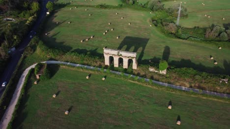 Restos-Del-Antiguo-Acueducto-Romano-En-Lacio,-Italia,-Plataforma-Rodante-Aérea