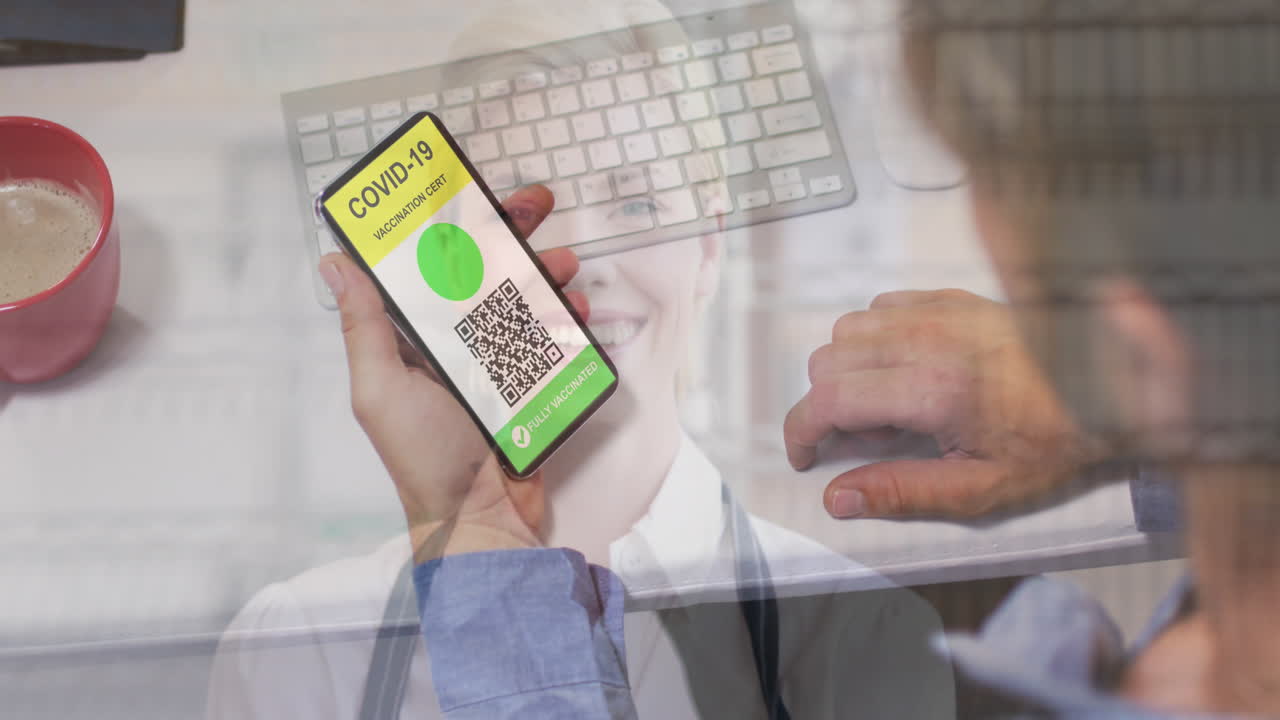 hombre sosteniendo un teléfono inteligente con código qr en la pantalla contra la panadera sonriendo en la tienda de pasteles