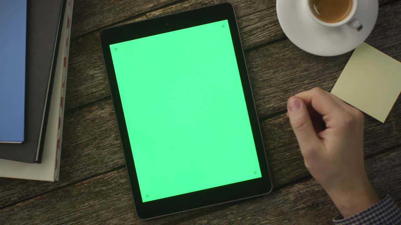 el uso de la tableta pc en modo retrato en el hogar. vista superior. estilo de vida causal