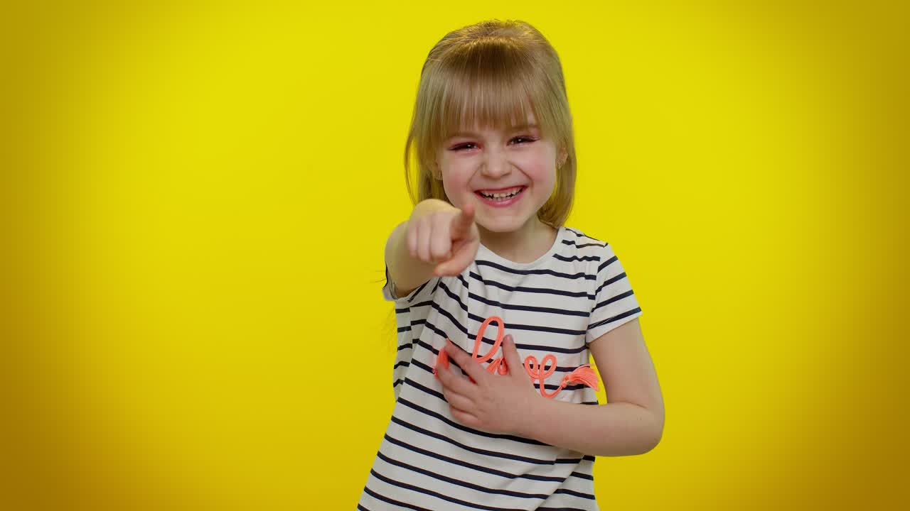 작은 소녀가 가리키고 미소 짓고