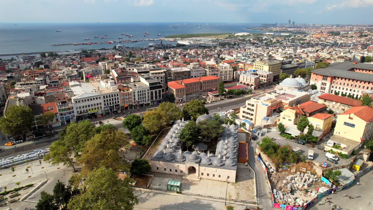 드론 공개: 이스탄불 도시 풍경과 항구 사이에 있는 누루오스마니예 모스크