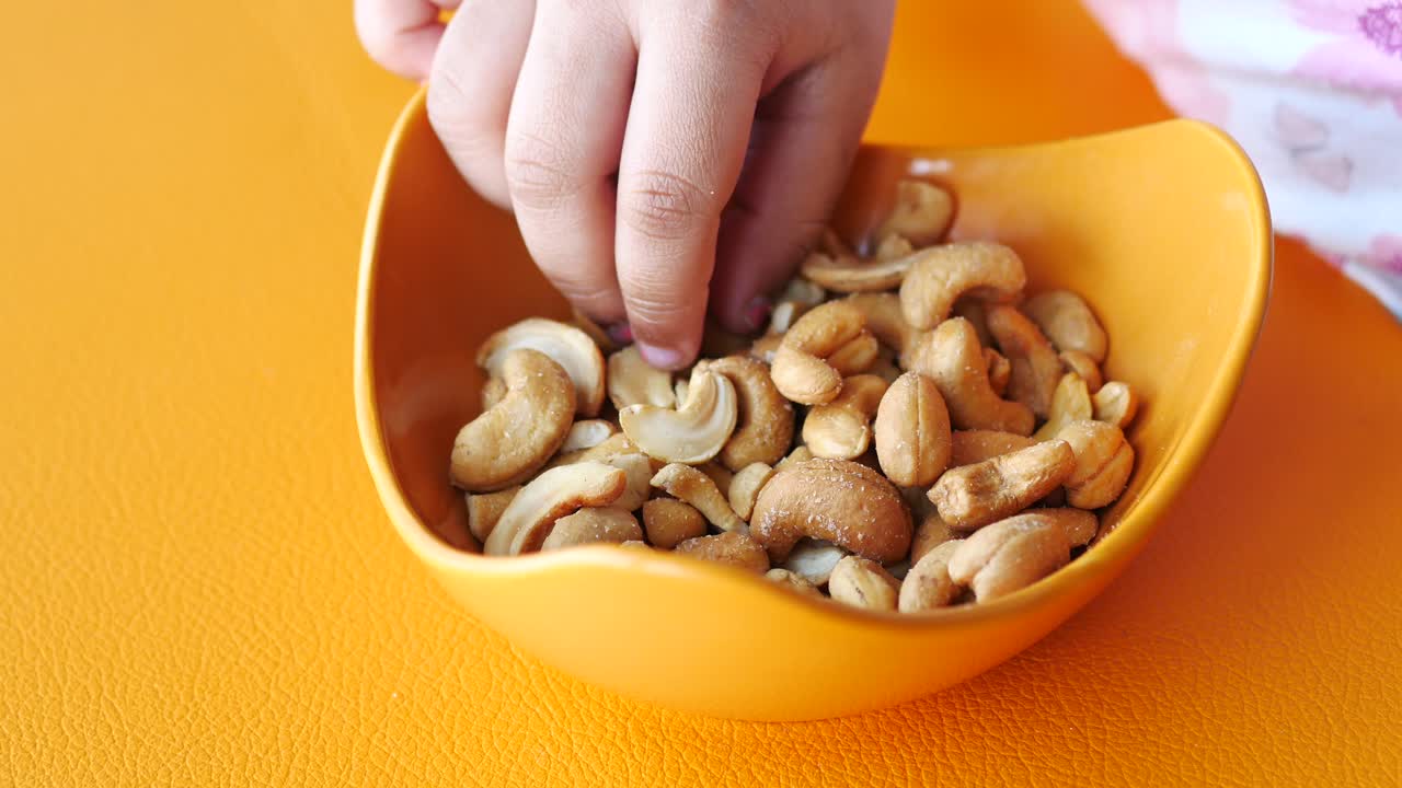Barn spiser cashewnøtter