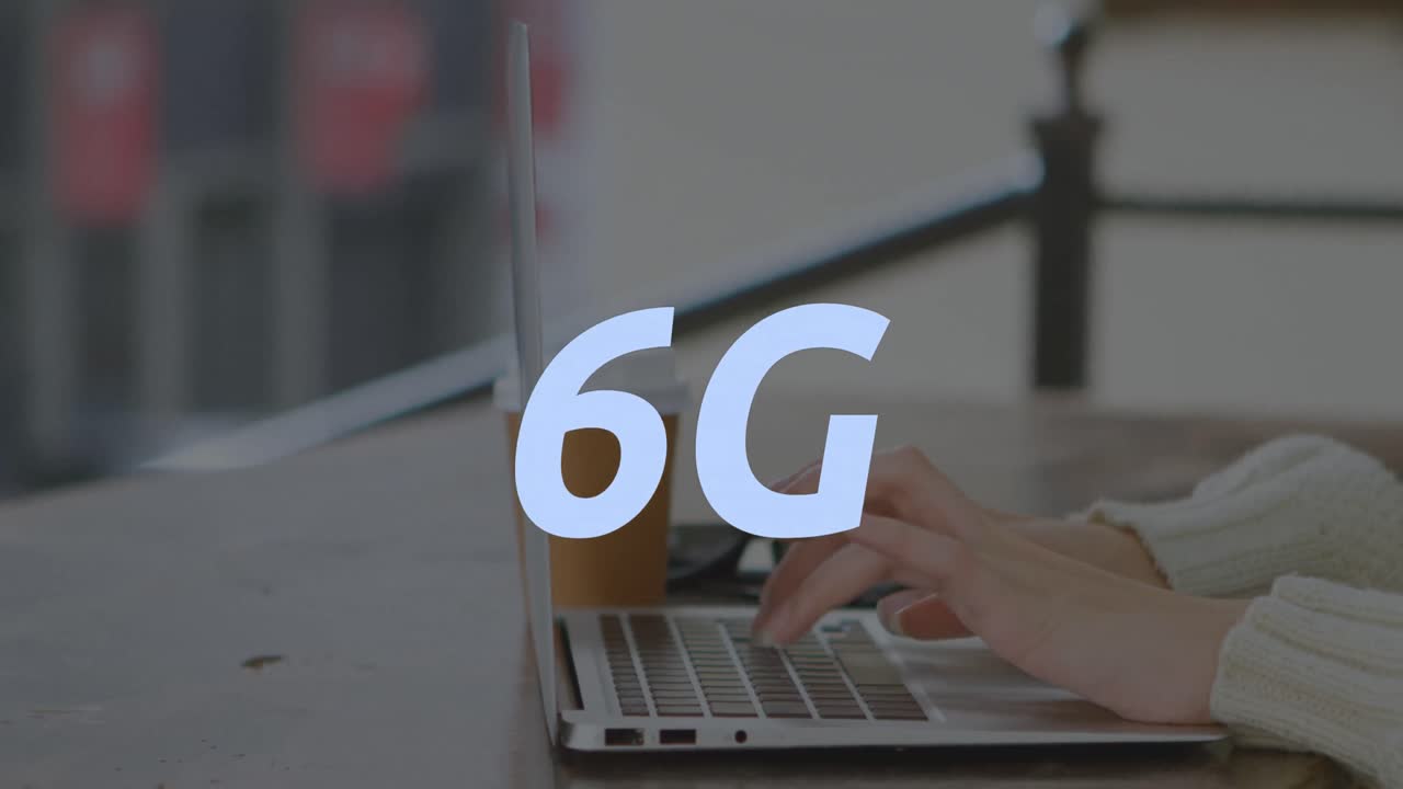 animación de texto de 6g sobre las manos usando portátil