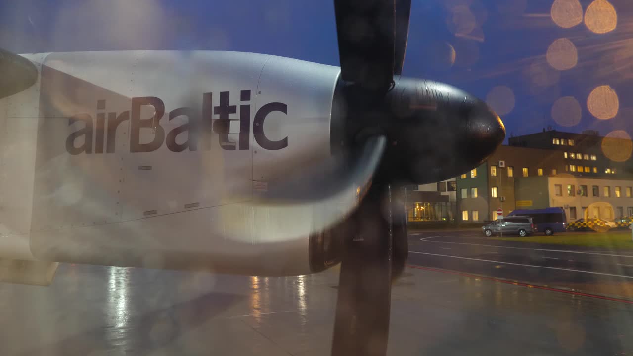 야간 공항에서 airbaltic prop 비행기