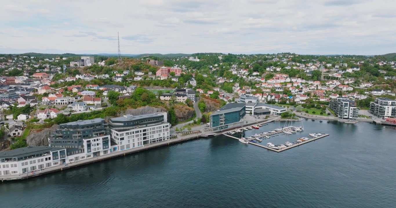 Veduta aerea del porto e del lungomare di Arendal in Norvegia al rallentatore, che mostra la costa rocciosa.