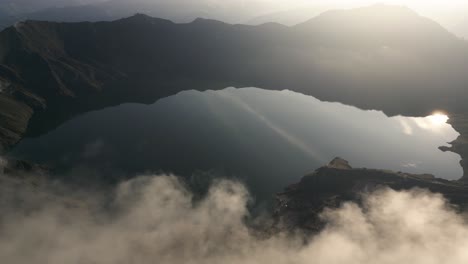 Luftdrohnenansicht-Des-Wunderschönen-Malerischen-Quilotoa-sees-In-Ecuador