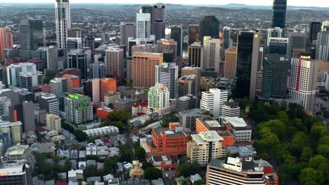 Vista-Aérea-De-Roma-Street-Y-Brisbane-Cbd-En-Queensland,-Australia---Disparo-De-Drones