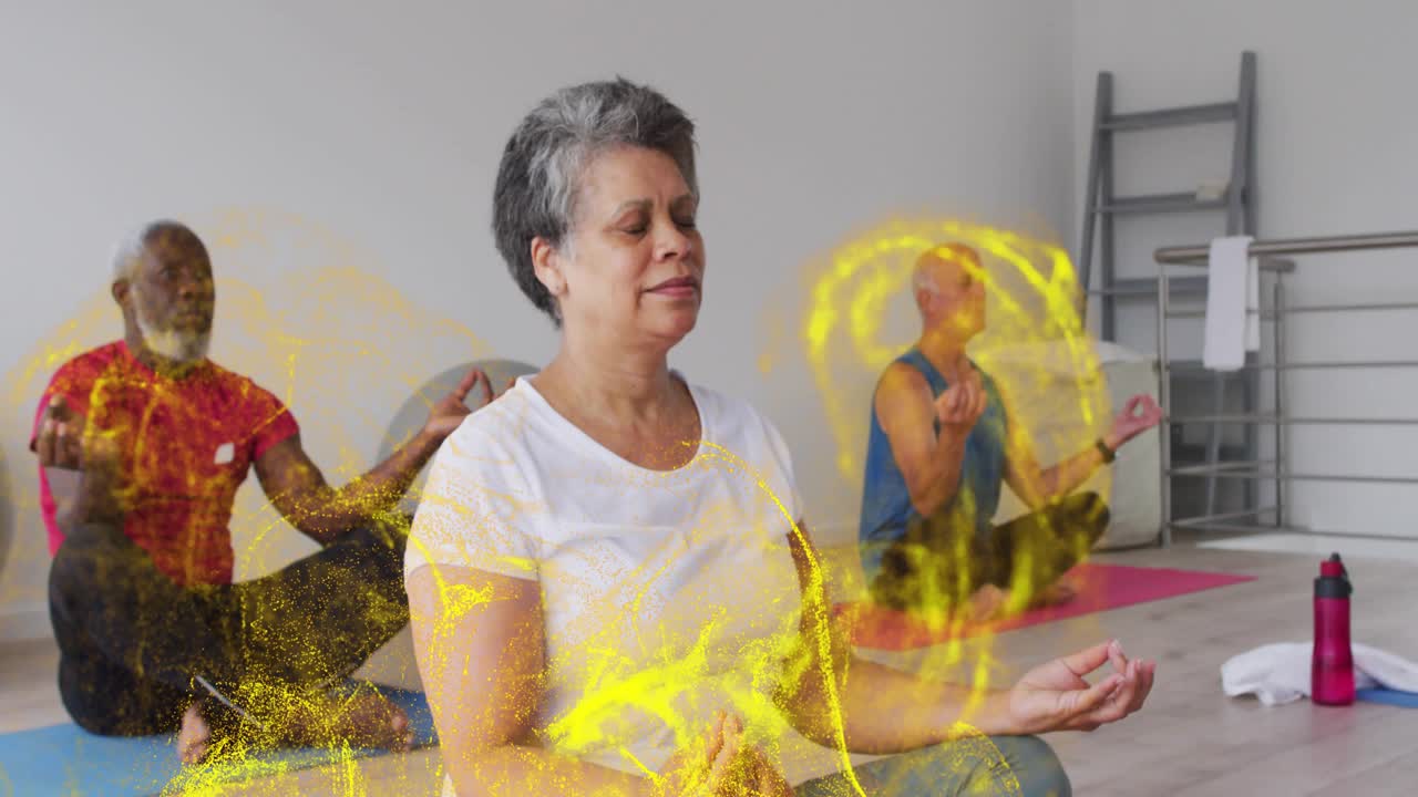 Gruppo benessere seduto su tappetini da yoga, il terzo che attiva un'aura gialla visualizzando l'energia interiore.