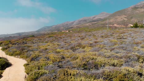 Toma-Aérea-De-Vuelo-Hacia-Adelante-Del-Paisaje-De-California-De-La-Costa-Y-Las-Montañas