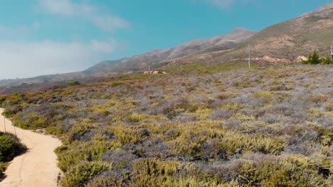toma aérea de vuelo hacia adelante del paisaje de california de la costa y las montañas