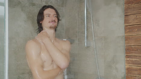 hombre tomando una ducha.