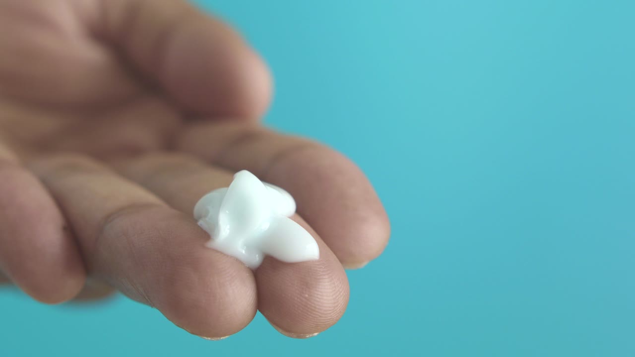 mano con una mancha de loción