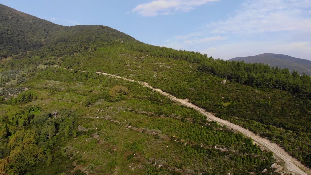vuelo aéreo hacia atrás sobre un hermoso bosque en la montaña, balikesir, turquía