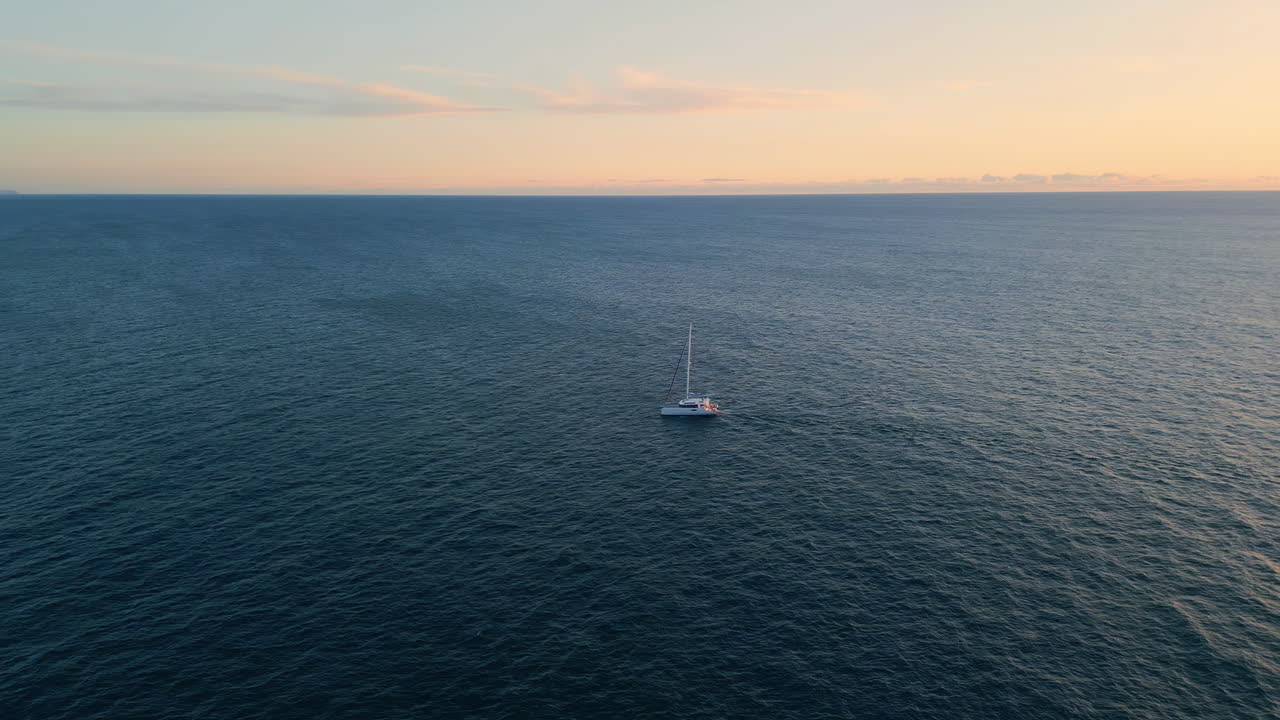 럭셔리 스쿠너는 평온한 날에 바다를 항해합니다. 마린 베이에서 헤엄치는 색 요트입니다.