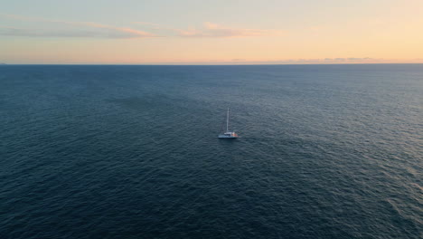 una goleta de lujo navegando por el océano en un día sereno. un yate blanco nadando en marine bay.