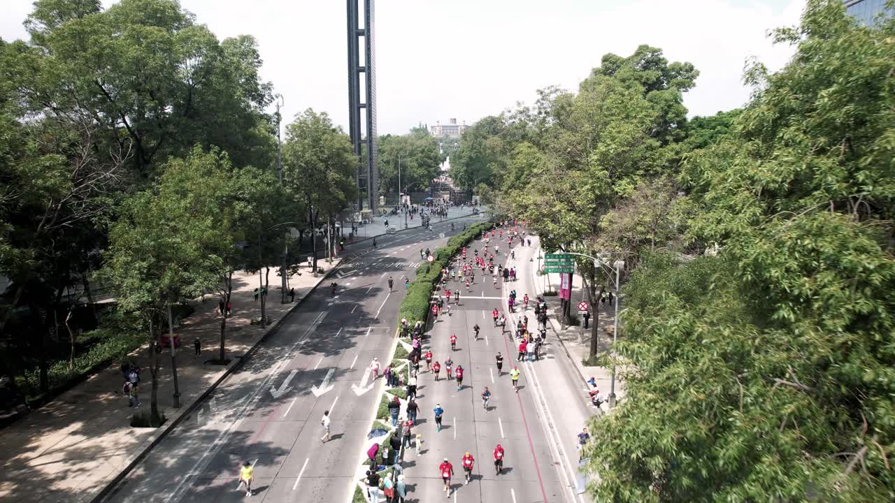 toma frontal de drones de los corredores de la maratón de la ciudad a su paso por el castillo de chapultepec