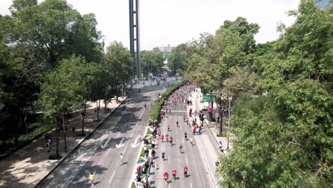 Frontale-Drohnenaufnahme-Der-Läufer-Des-City-Marathons-Bei-Der-Durchquerung-Der-Burg-Von-Chapultepec