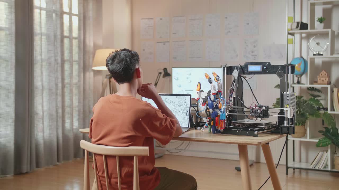 집에서 3d 디자인 및 3d 프린팅 프로젝트를 수행하는 사람