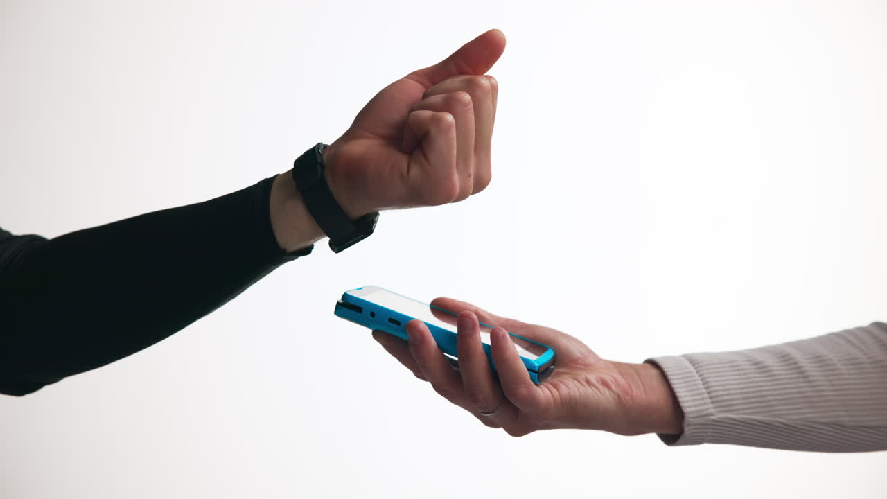 Mano che tiene uno smartphone con il gesto del pollice in su