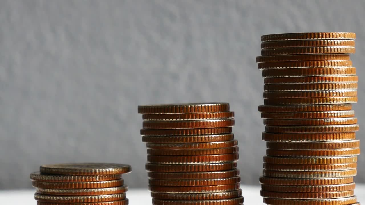 grupo de imágenes de moneda en el concepto de ahorro de dinero.