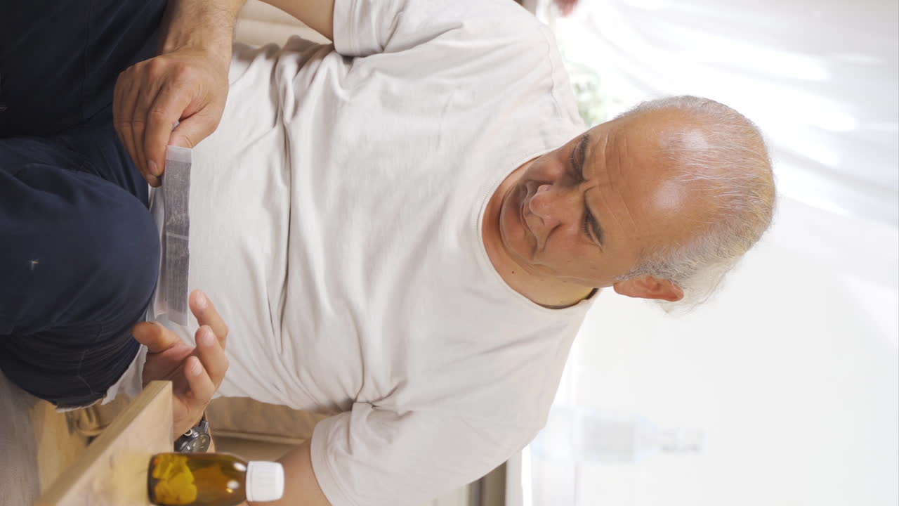 노인이 프로스 ⁇ 트를 읽는 수직 비디오입니다.