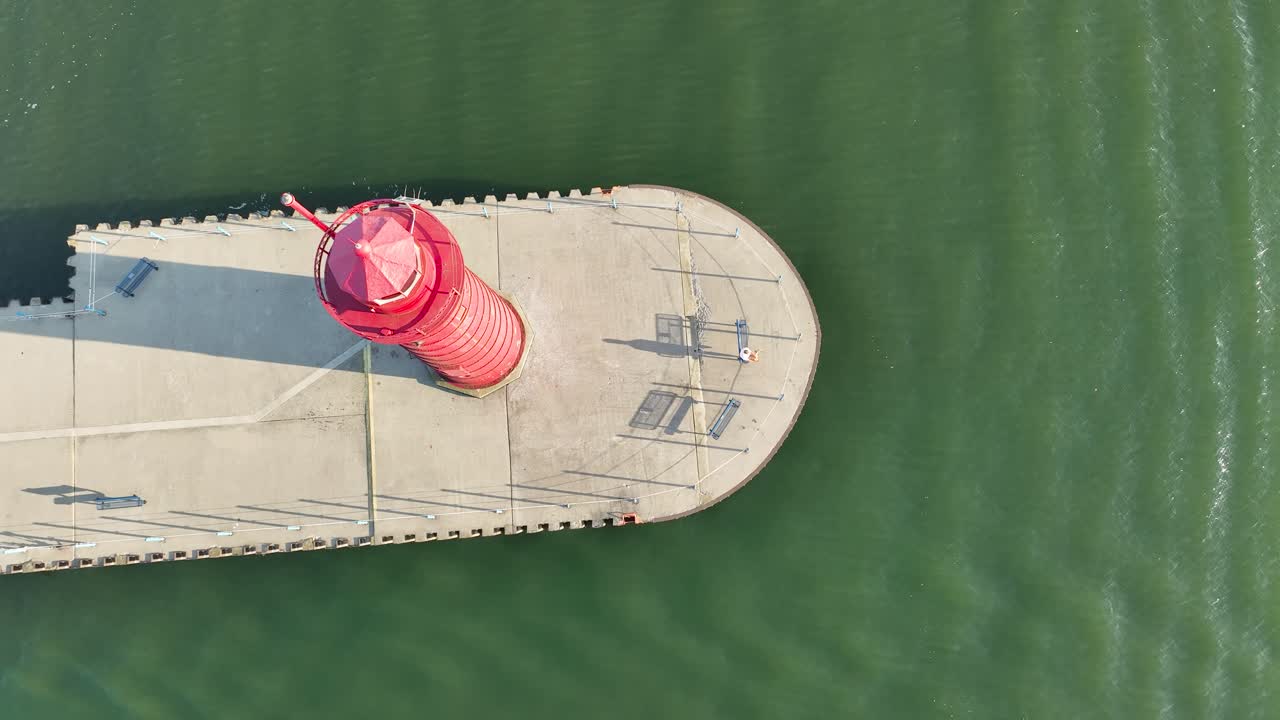 un movimiento de inclinación de giro sobre el faro del muelle sur