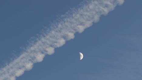 la niebla creada por la aeronave en el cielo y la luna, la nube de niebla formada por la nave,