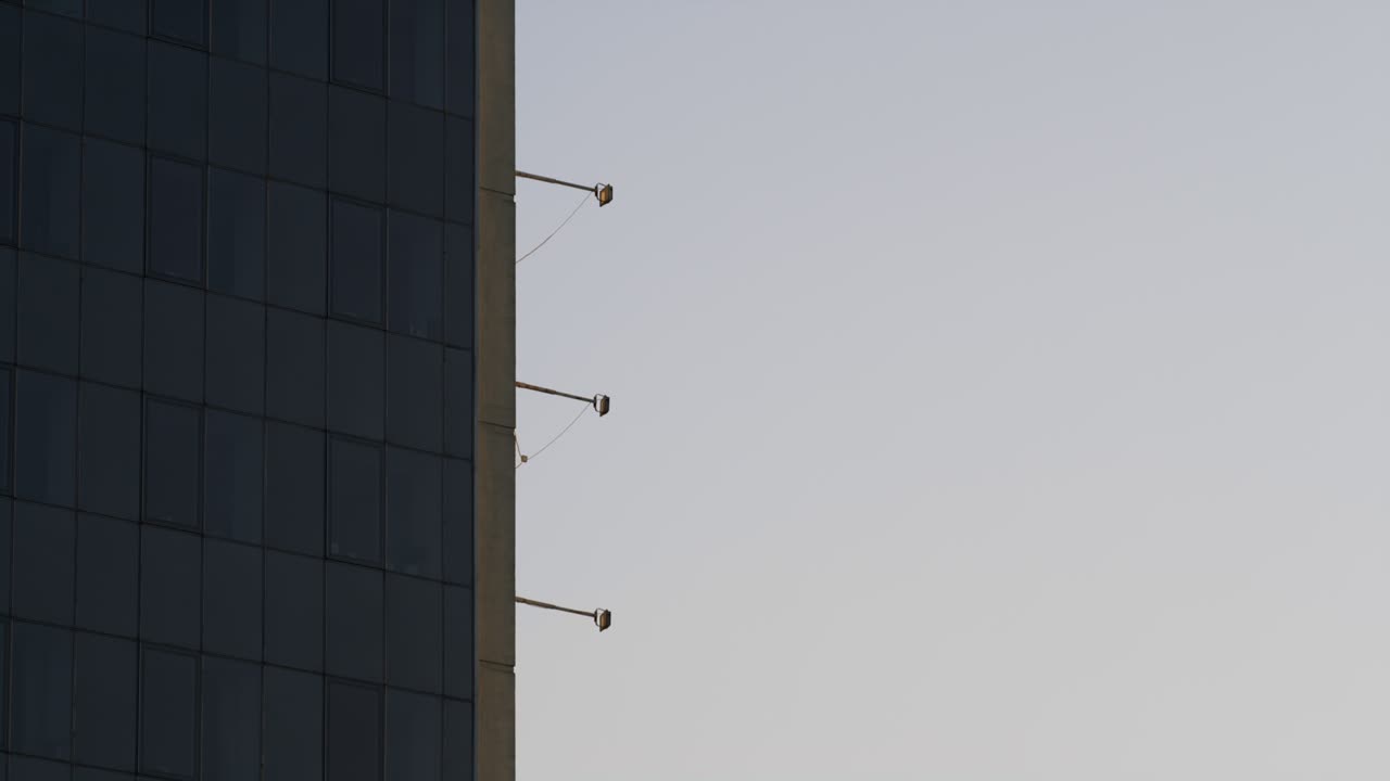 Exterior de edifício de escritórios de vidro na hora dourada, filmagem de drone. Arquitetura urbana.
