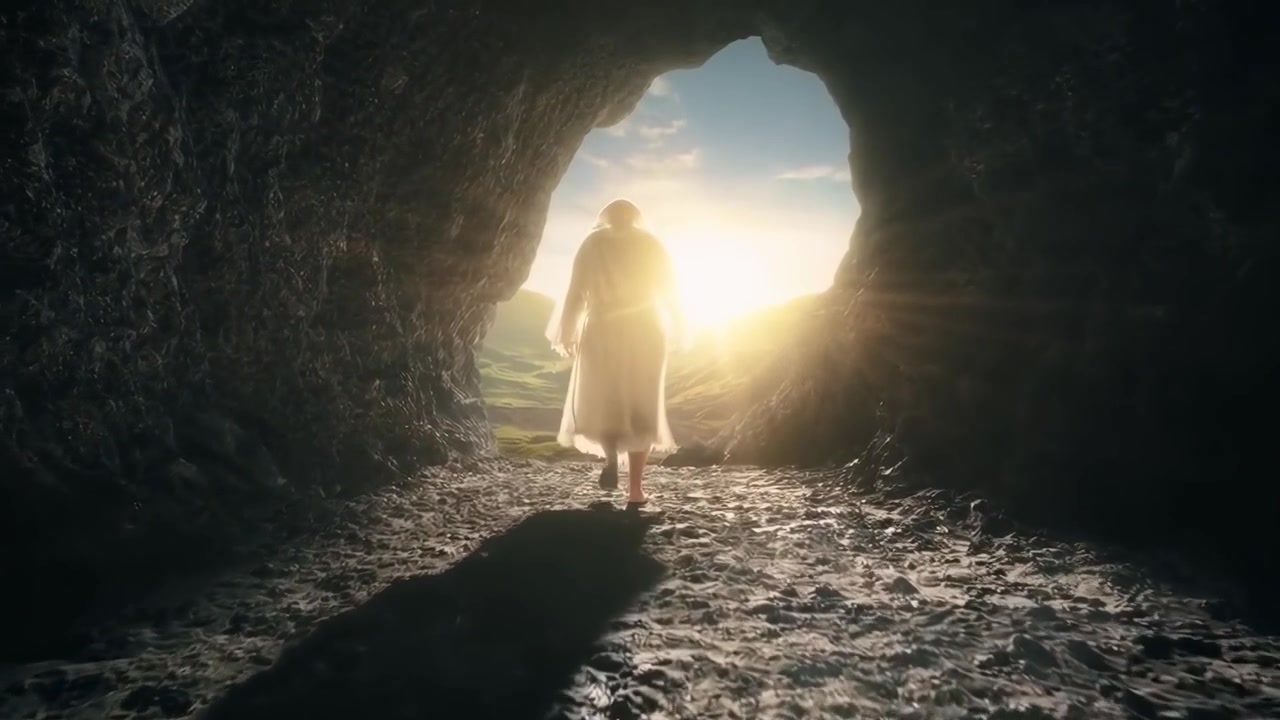 Spirituelle Figur tritt aus dunkler Höhle ins helle Sonnenlicht