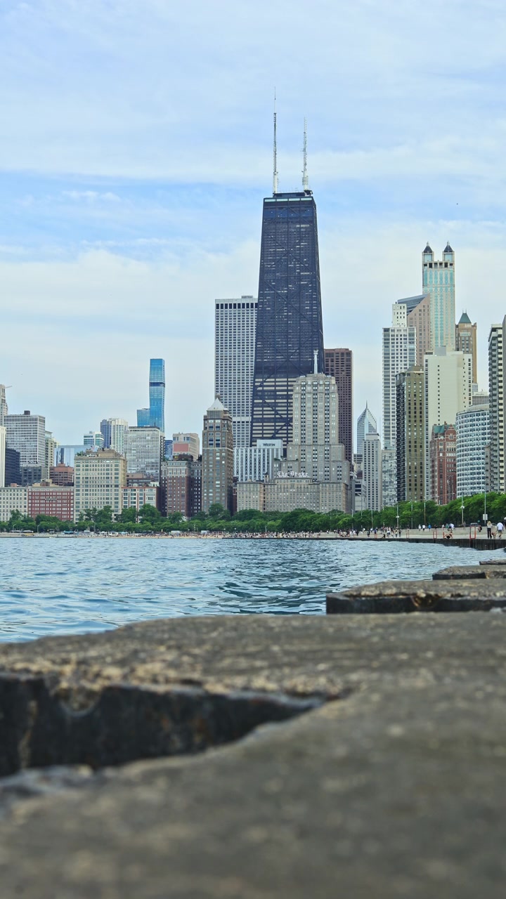 Vista do Horizonte de Chicago da Orla com Edifícios e Nuvens ao Fundo Durante o Dia
