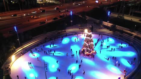 pista de patinaje sobre hielo con árbol de navidad por la noche