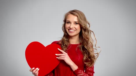 mujer hermosa mostrando el corazón roto