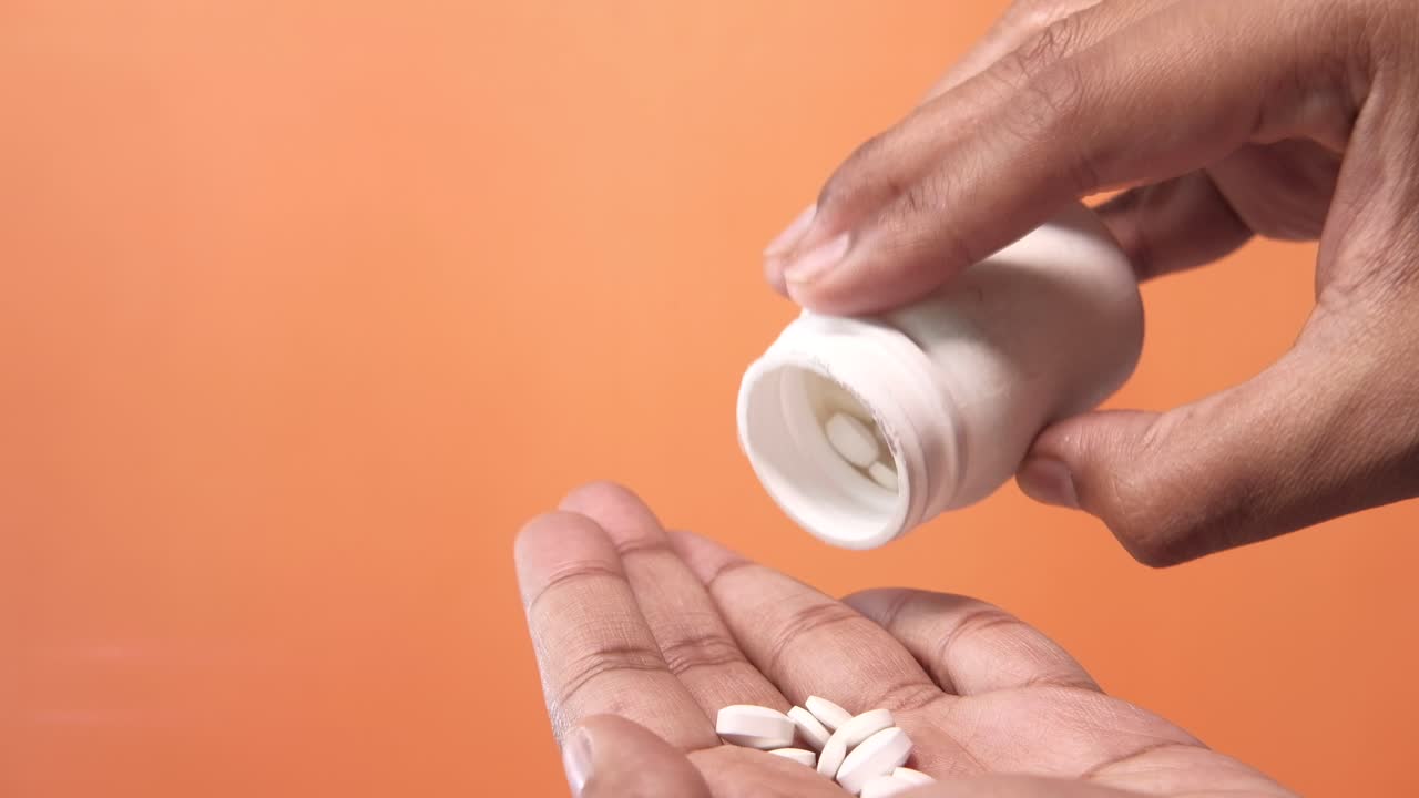 병 에서 손 에 약 을 부는 사람