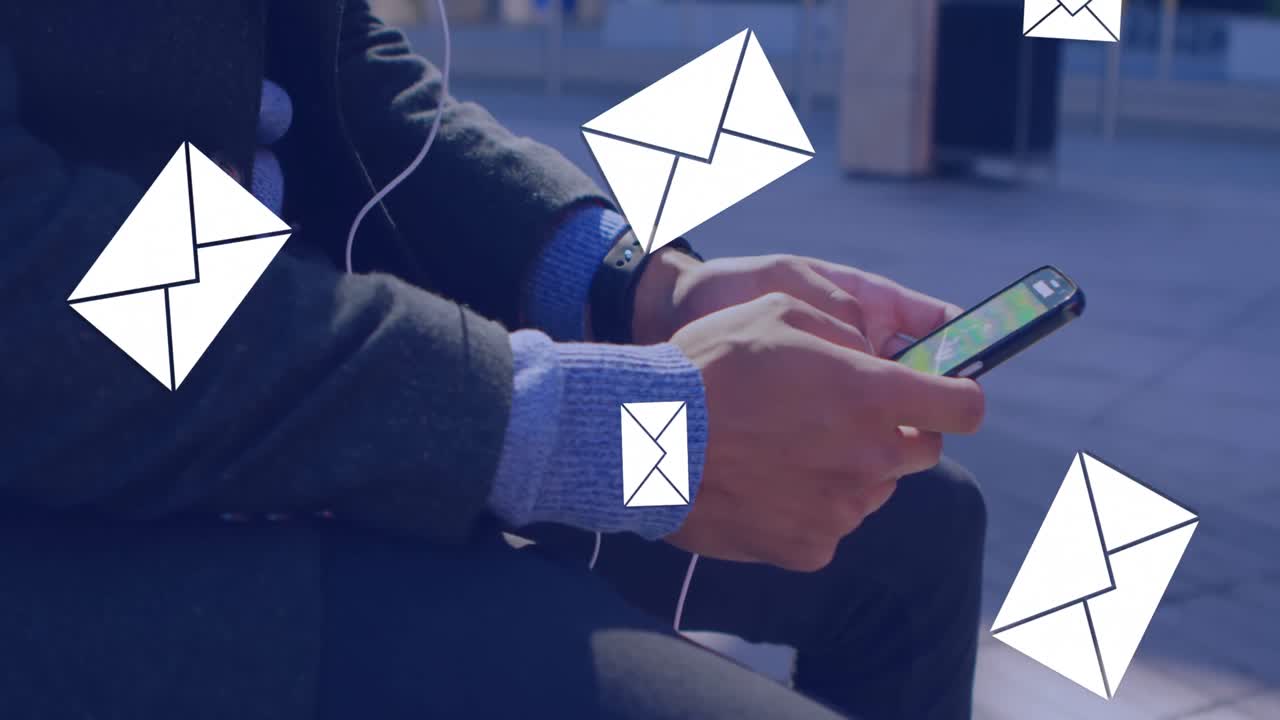 hombre sentado afuera enviando mensajes de texto en su teléfono 4k