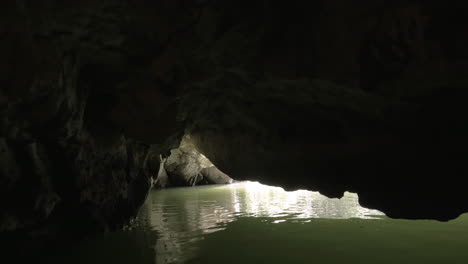 In-Der-Halong-Bucht-In-Hanoi,-Vietnam,-Aus-Der-Ersten-Person-Im-Boot-Gesehener-Fluss-Und-Grotte