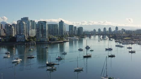 Atemberaubende-Drohnen-Luftaufnahme-über-Dem-Yachthafen-Von-Vancouver,-Die-Sich-Näher-An-Das-Stadtbild-Der-Wolkenkratzer-Kanadas-Bewegt