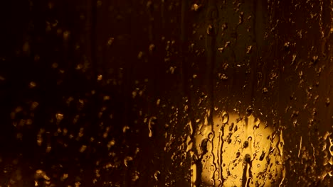 gotas de lluvia en el vidrio de la ventana en primer plano