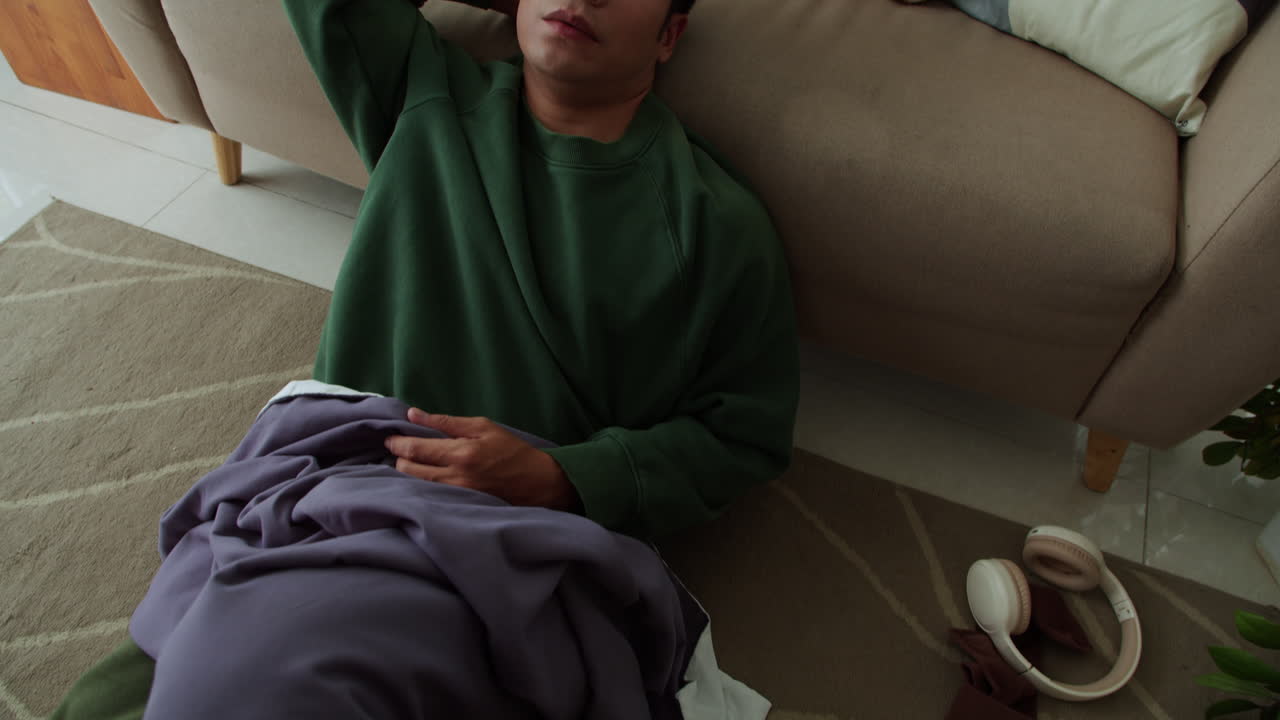 카에 앉아있는 걱정하는 남자