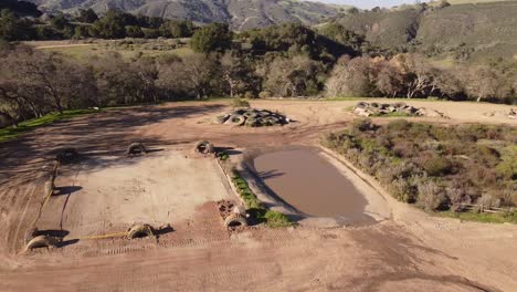 Pista-De-Obstáculos-Fuera-De-La-Carretera-En-Terreno-Montañoso-De-California,-Vista-Aérea-Lateral