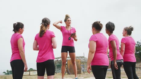 Entrenadora-Parada-Frente-A-Mujeres-En-El-Campo-De-Entrenamiento