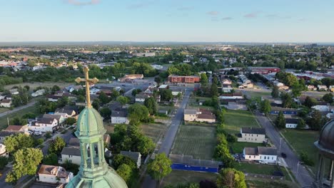 una vista aérea de las agujas de la iglesia católica romana de san estanislao b y m en búfalo, nueva york a la luz del sol poniente