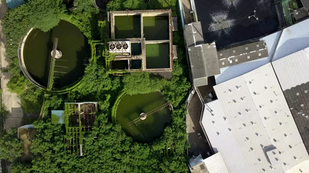 vista aérea de arriba 4k del sistema de tratamiento de aguas residuales en un complejo industrial